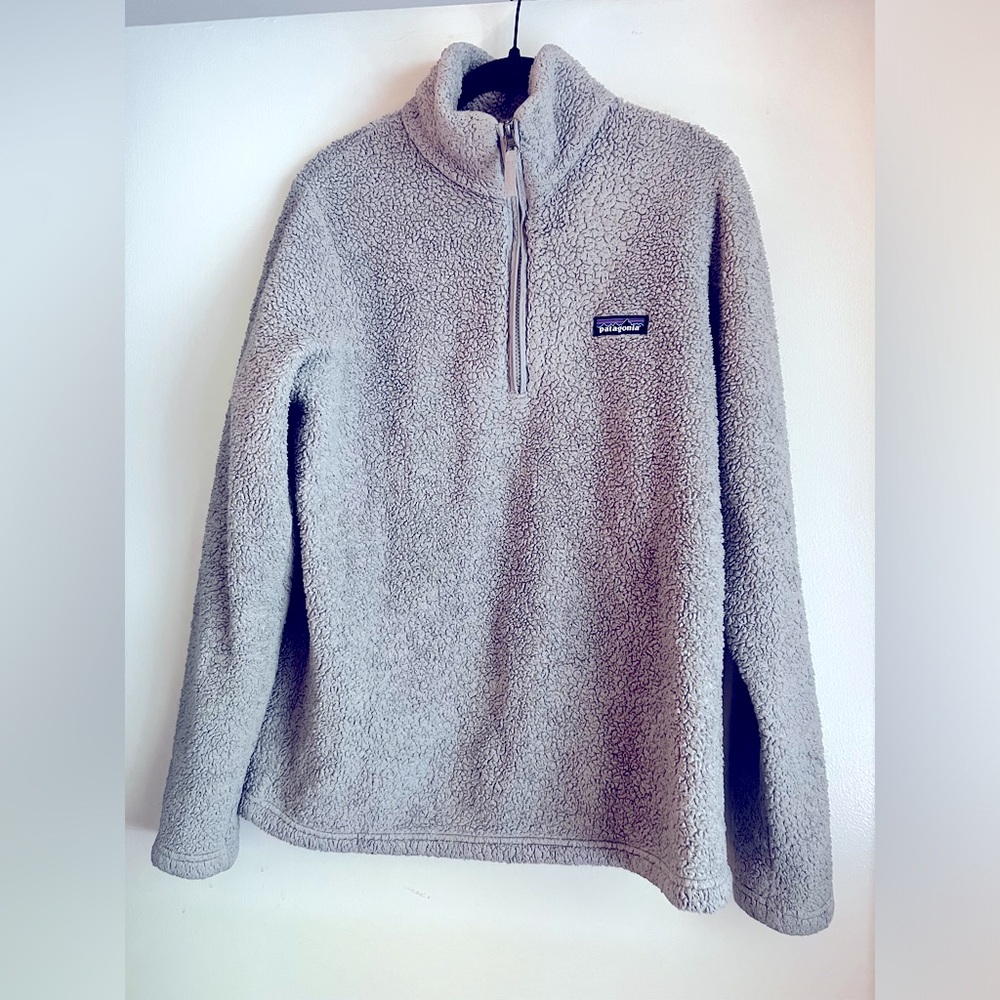 Patagonia 1/4 zip fleece in gray! Super comfy and warm. Good for ski trips!